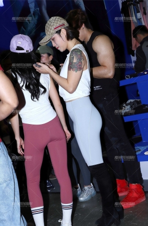 浅色紧身运动裤美女