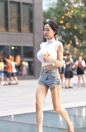 牛仔短裤性感美女 [159P1V-5.13GB]