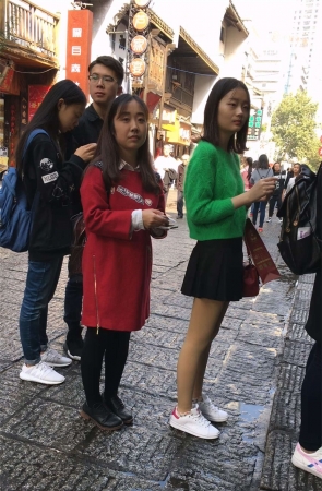 肉色丝袜黑色短裙绿衣清纯妹子