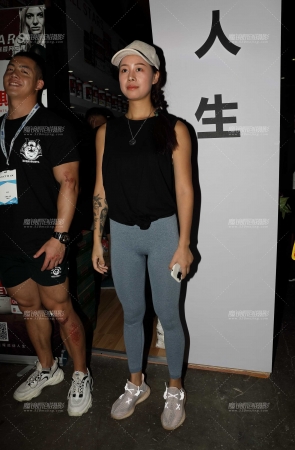 浅蓝色紧身长腿美女