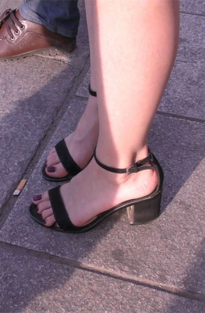 凉鞋把白皙的美足