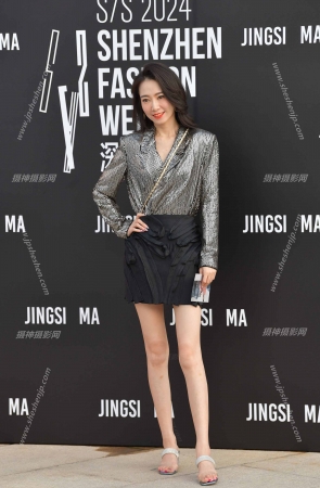 23920-8=97√靓丽美腿，有钱人的媳妇 18P