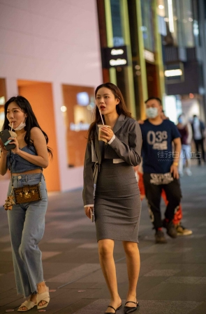 夜拍燕尾裙美女