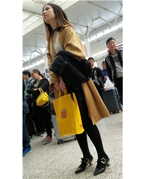 4k超清，排队进站的黑丝大长腿毛呢外套靓妹