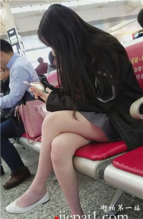 4k-高铁站候车室拍摄甜美雪白嫩腿清纯美女。