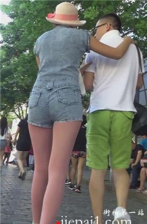 牛仔肉丝热裤小美女一路秀恩爱 [490 MB]