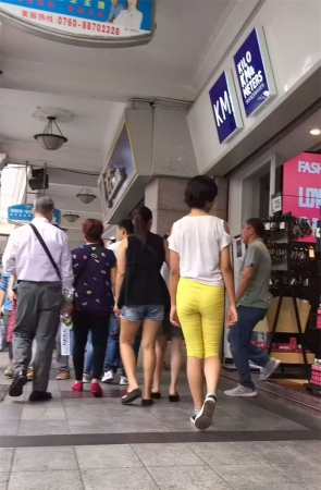 白T恤黄色超级紧身裤好身材美女