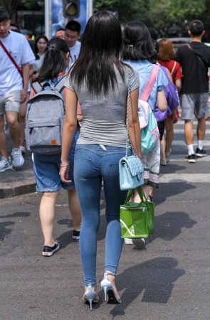 牛仔紧身裤小姐姐