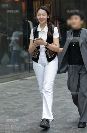 丰润白色紧身裤