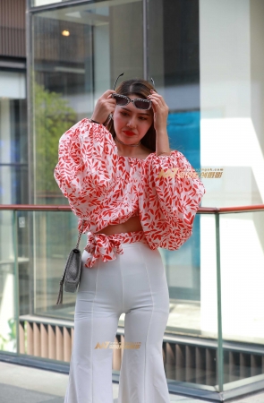 难得一遇极品 白裤美