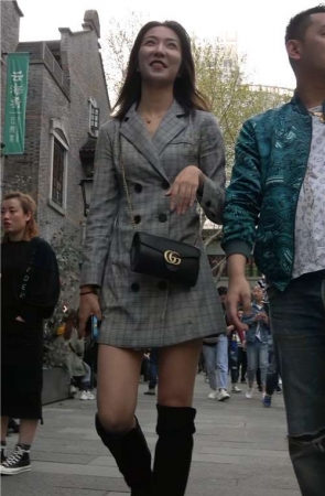 楚楚动人的长靴美腿街拍美女