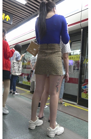 地铁上的豹纹高腰裙美女