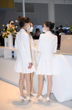 21831-16+113清纯的丝袜销售员 6P