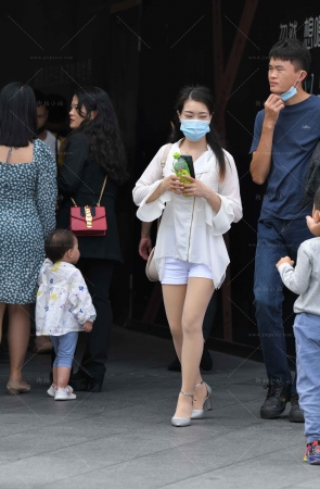 银白色高跟厚丝美眉