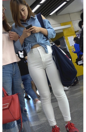 漂亮的白裤紧身美女