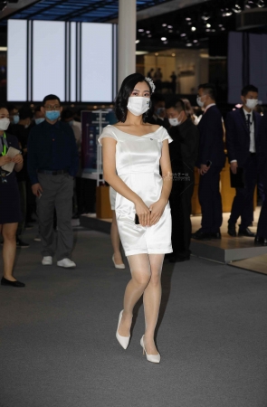 【街拍心灵】车展礼仪肉丝街拍美腿白高跟