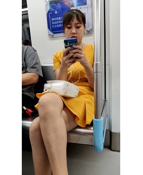 街拍黄色裙子美眉 [986 MB/MP4]