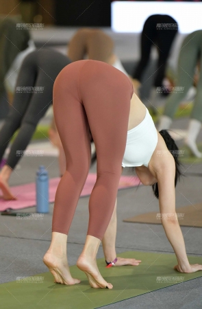 双人舒展瑜伽美女