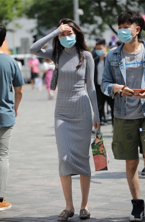 玻璃街拍作品 – 连衣裙高挑女朋友