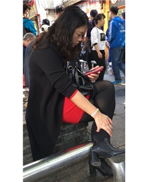 逛街累了歇歇脚的黑丝熟女，超级有韵味