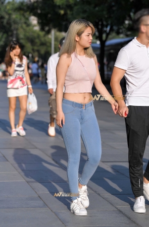 蜜桃提臀裤美女