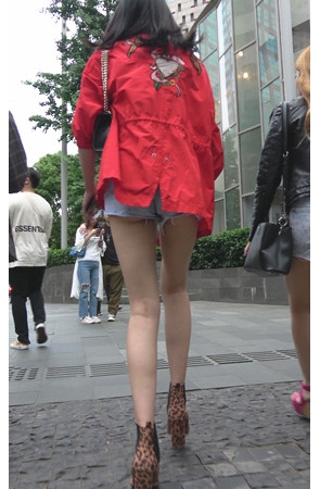 红衣牛仔热裤小姐姐