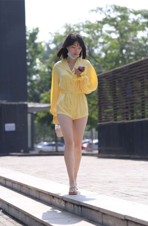 一始街拍作品 遛狗女孩