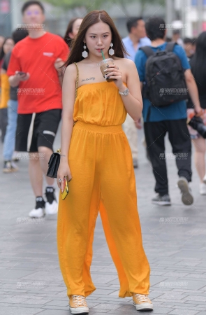 性感连体裤美女