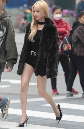 街拍玉足高跟妹子