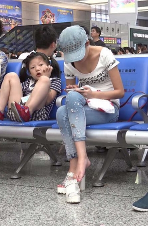 少妇玩着手机，看的人有些心猿意马啊