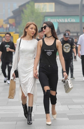 紧身牛仔勾勒出曲线美