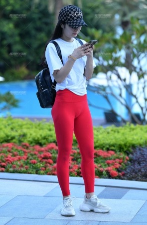 火红瑜伽紧身裤漫步美女