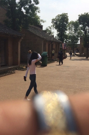 街拍大赛第三季—-翘臀七分牛仔裤