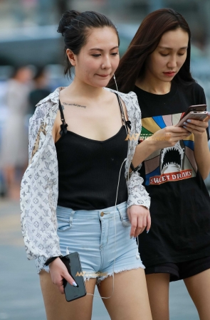 超短牛仔热裤的美眉,清纯可爱!