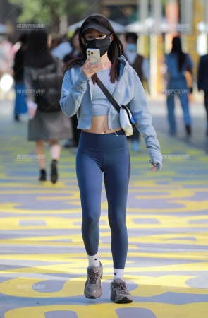 蓝色瑜伽裤美眉