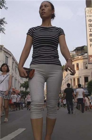 街拍美臀紧身七分裤性感美女 [351 MB]