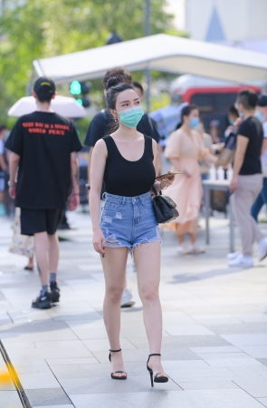 蓝色热裤，高跟小姐姐