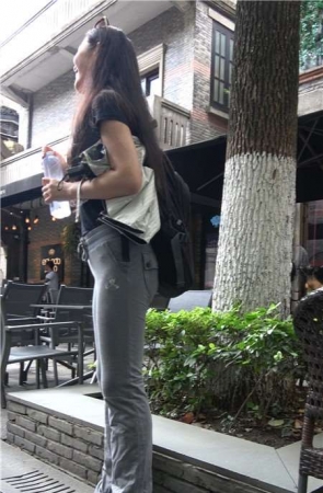 4k-灰色运动裤黑T恤美三角街拍美女 [1.03 GB]