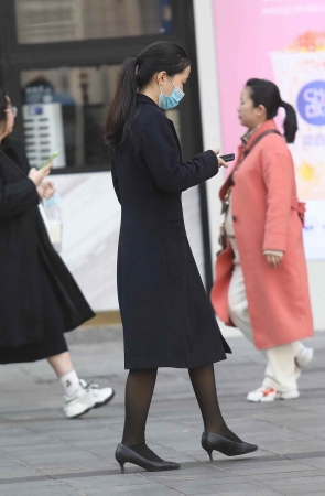 街拍黑丝高跟OL