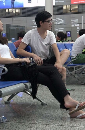 高铁站等车的裸足人字拖美女