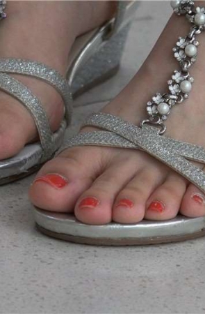 4K – 买鞋的街拍美足苗条小姐姐 [2.08 GB]