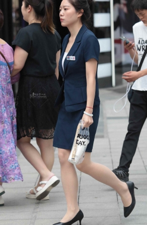 诱惑街拍肉丝高跟OL