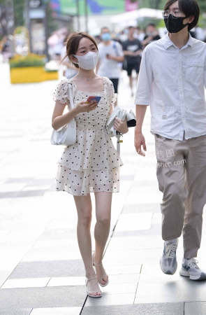 22813-36+61白皙美腿女友 14P