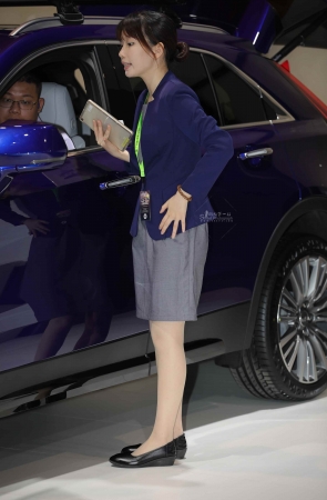 【街拍心灵】凯迪拉克礼仪肉丝街拍制服美腿