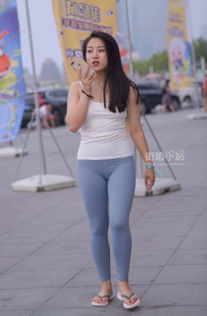 紧身裤人字拖小姐姐