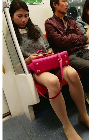 地铁上看手机的肉丝少f