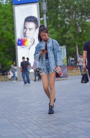 街拍牛仔外套马尾辫女孩