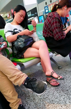 白T恤热裤凉拖街拍美女美腿