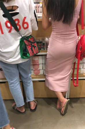 粉色长裙美臀靓妹