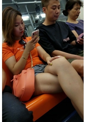 4K – 地铁上的橙色T恤街拍美女 [284 MB/MP4]